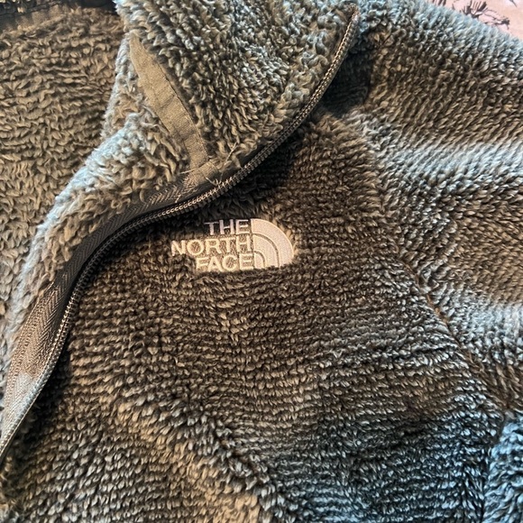 North face jacket
Size s
Dark sage color
Worn once
Shoulder to hem 25 inches - Picture 4 of 4